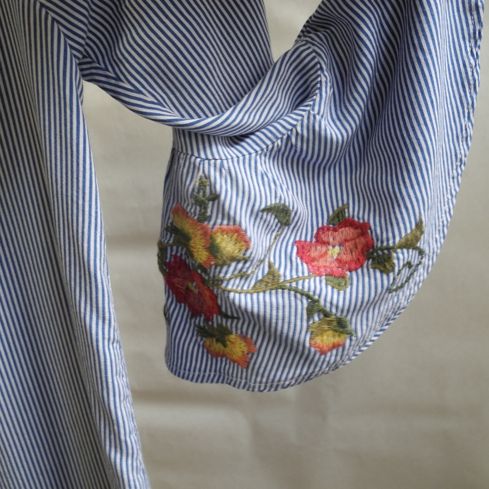 Off-Shoulder Bell Sleeve Top w/ Embroidered Sleeve - Picture 4 of 7
